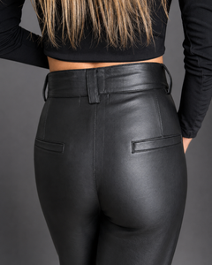 Pantalón con pinzas Eco Cuero Lotus